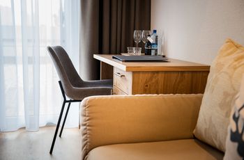 Schreibtisch & Couch Zimmerkategorie "Standard" ©Rupert Mühlbacher (GA-Service)