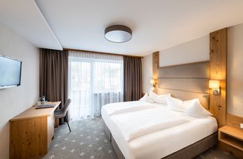 Comfortable double room with carpet - "Standard" room category ©Rupert Mühlbacher (GA-Service)