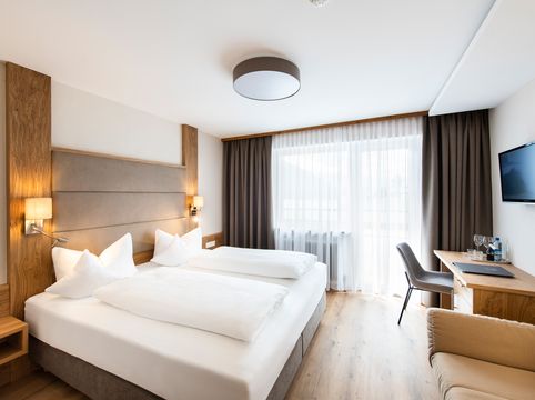 Helles & großes Zimmer mit Doppelbett - Kategorie "Standard" ©Rupert Mühlbacher (GA-Service)