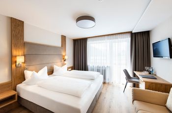 Bright & spacious room with double bed - "Standard" room category ©Rupert Mühlbacher (GA-Service)