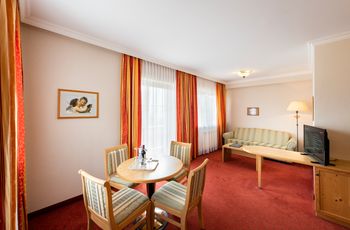 Wohnbereich mit Esstisch & Couch - Zimmer "Suite" ©Rupert Mühlbacher (GA-Service)